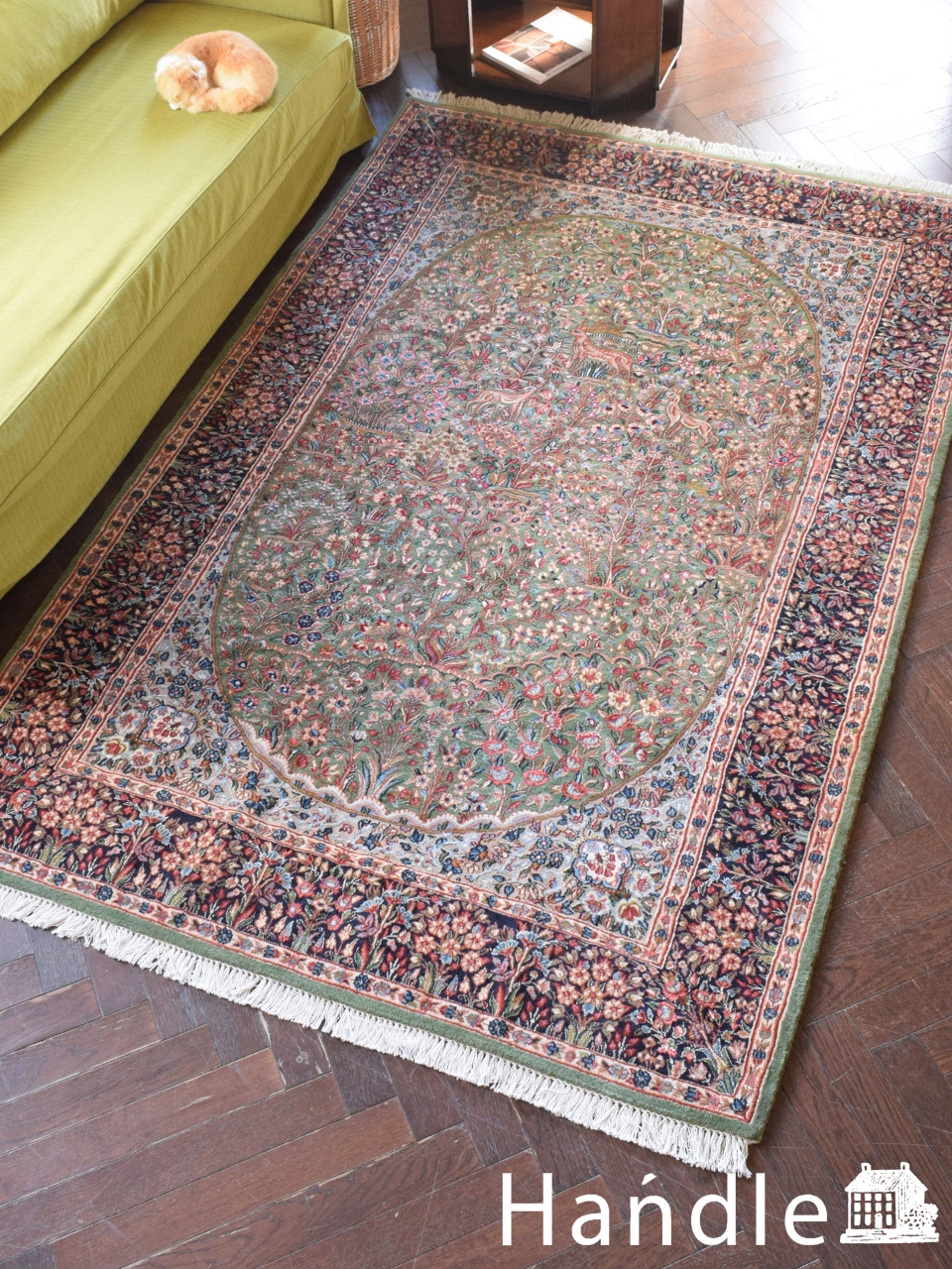 お花と動物が描かれたケルマンラバーペルシャ絨毯、めずらしいグリーン色の華やかなカーペット (m-9923-z)