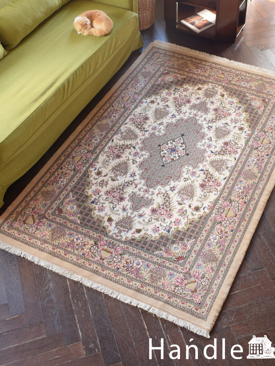 ナチュラルな色の組み合わせが女性らしい、お花畑にいるようなクムのペルシャ絨毯 (m-9915-z)