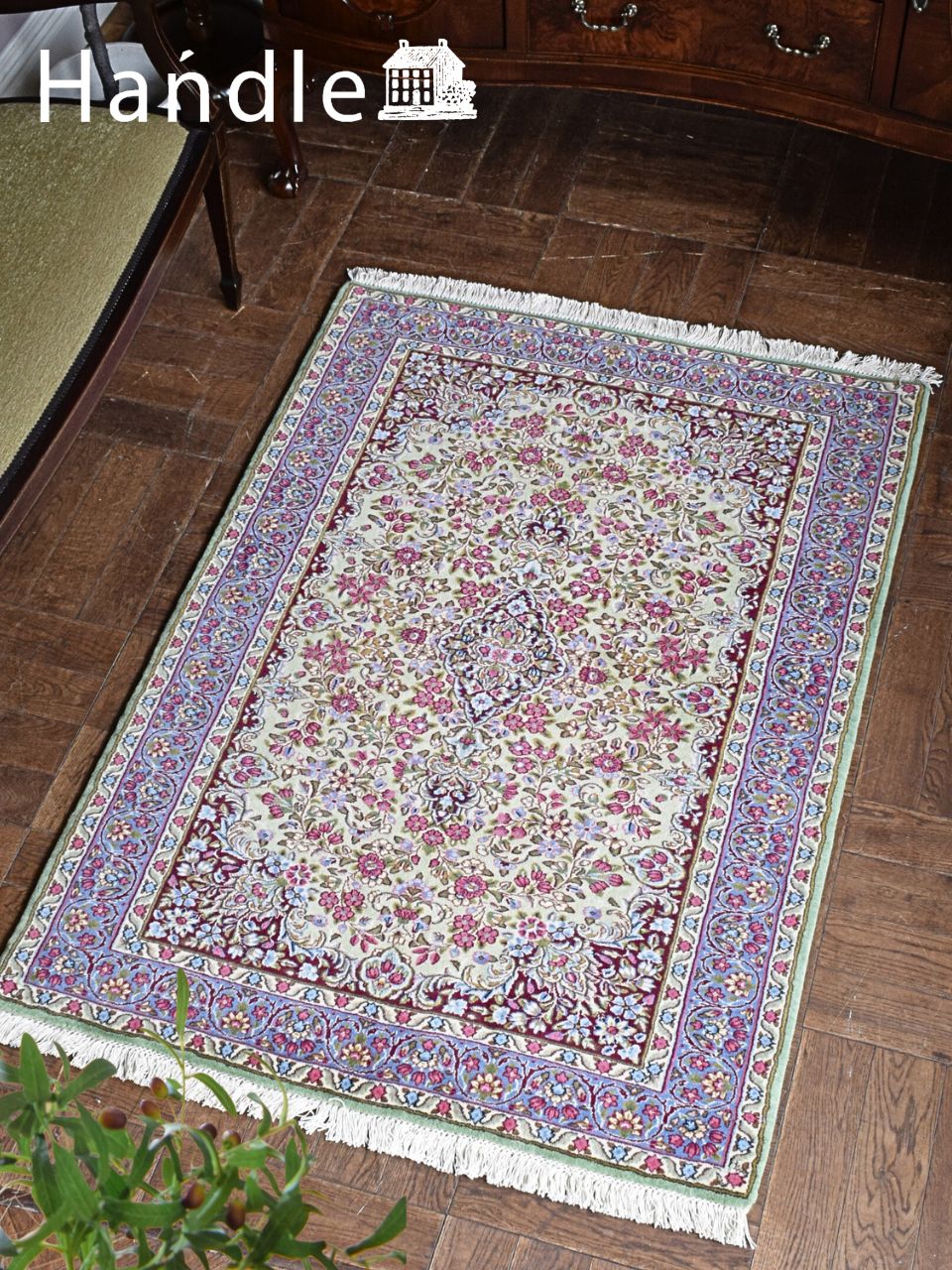 グリーン色のめずらしいカーペット、お花が描かれたケルマンのペルシャ絨毯