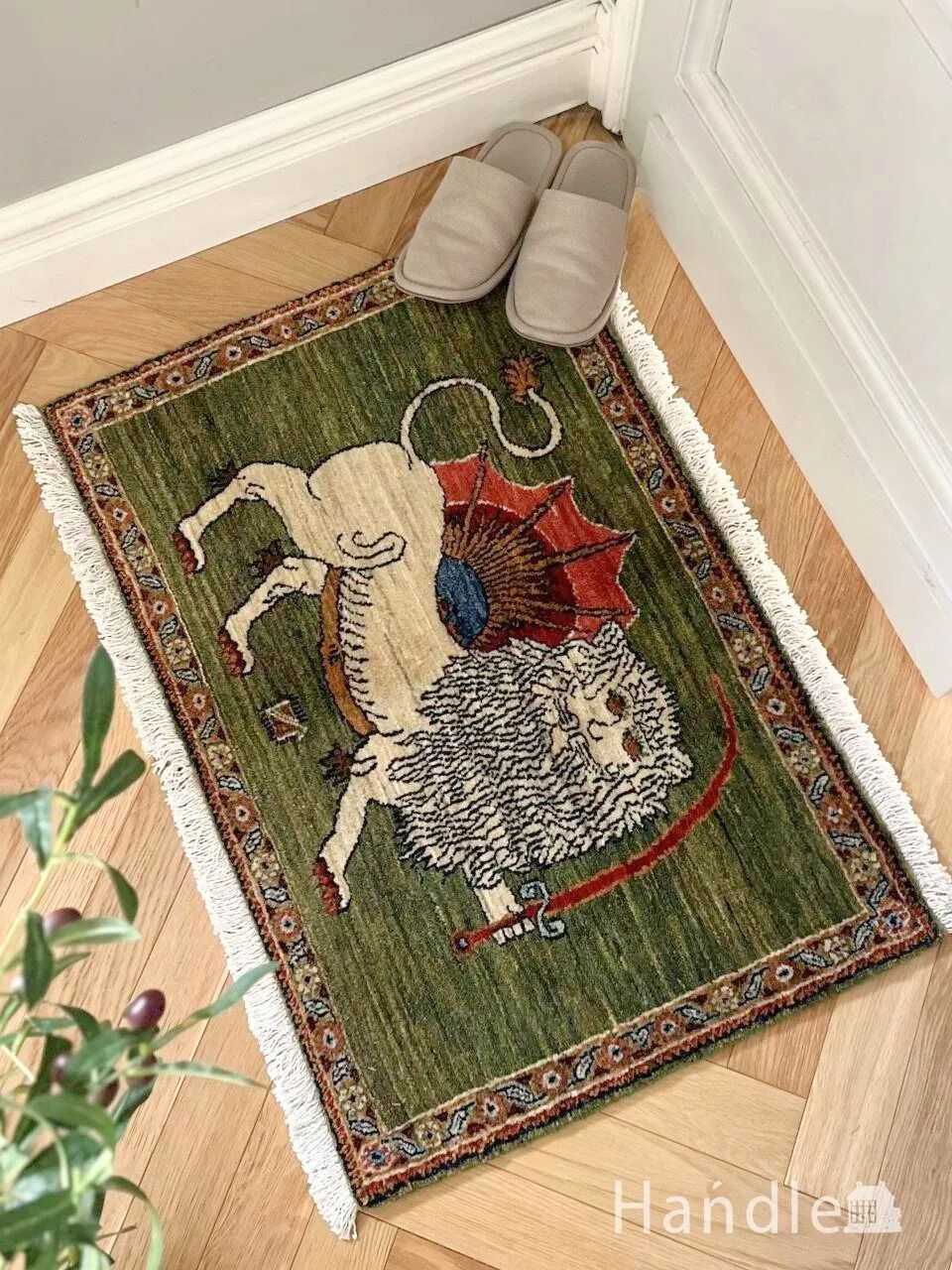 サーベルライオンのおしゃれなギャッベ、草木染めのおしゃれな絨毯 (m-9948-z)