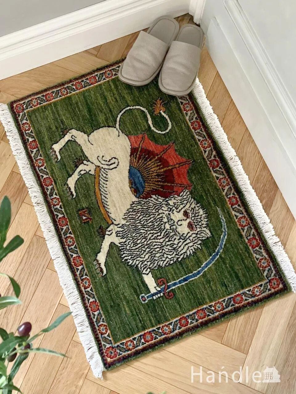 大人気のサーベルライオンがデザインされた絨毯、カッコいい草木染めカシュクリギャッベ