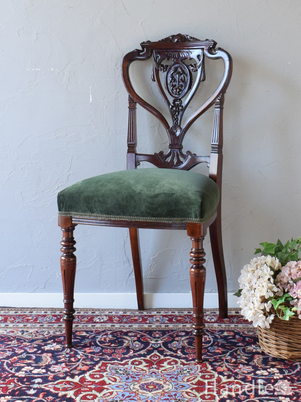 アールデコスタイルの背もたれが美しいサロンチェア、英国アンティークの透かし彫りが美しい椅子