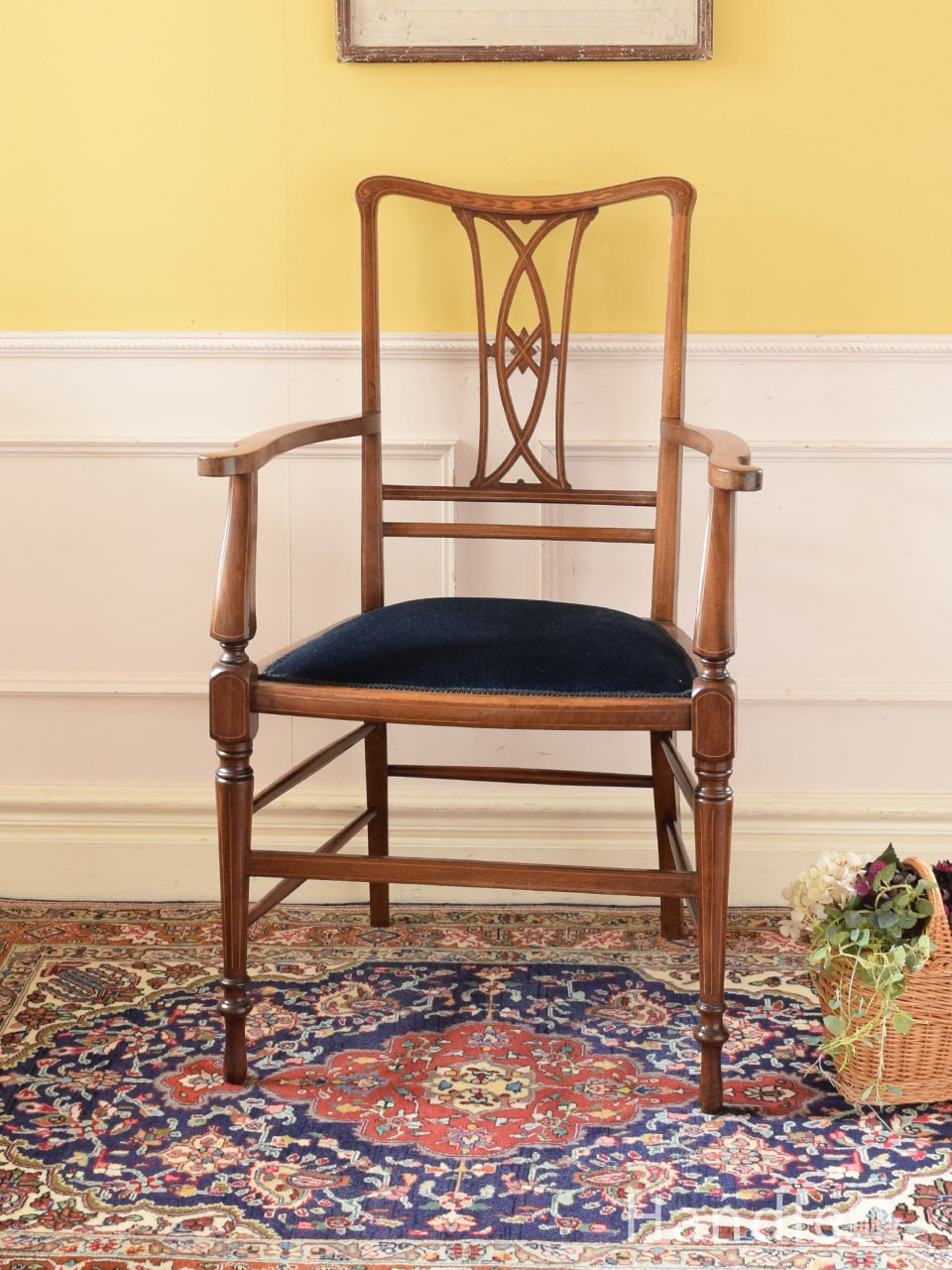 象嵌細工が美しいアンティークのアームチェア、イギリスから届いたマホガニー材の優雅な椅子