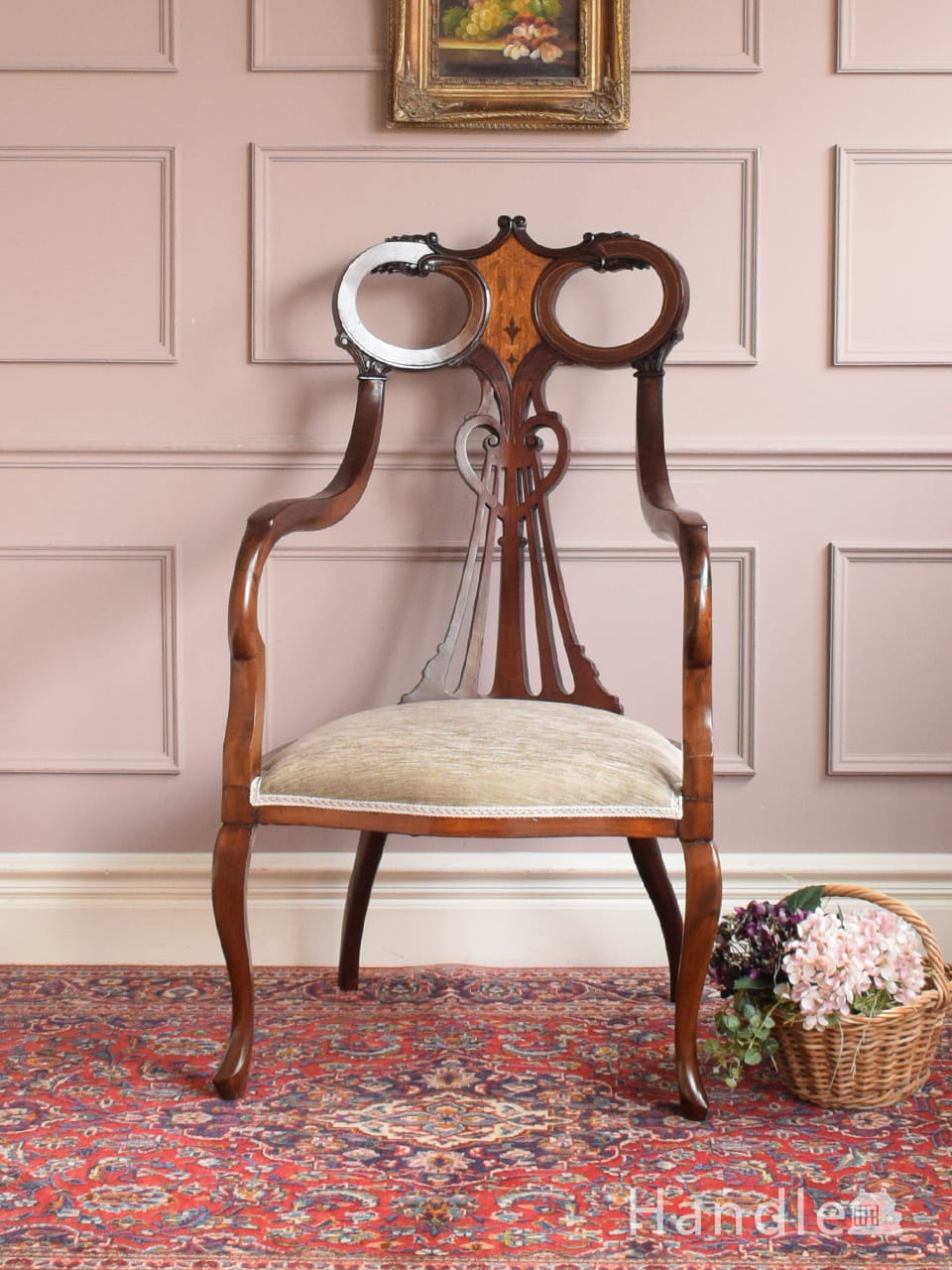 アールヌーボースタイルのフォルムが美しい、英国アンティークのアーム付きのサロンチェア