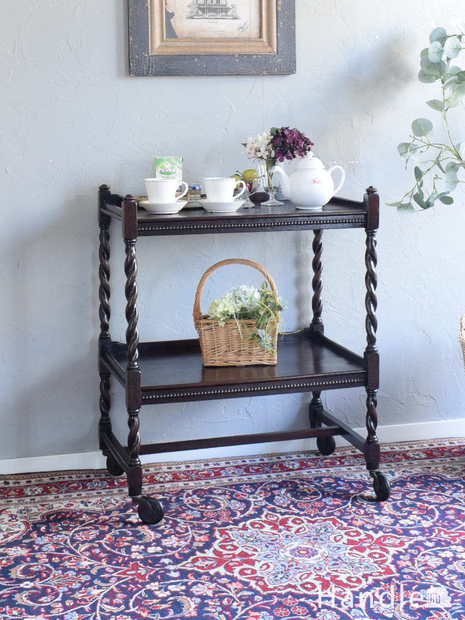 ツイスト足が美しいおしゃれなアンティーク、イギリスから届いた気軽に使えるワゴン