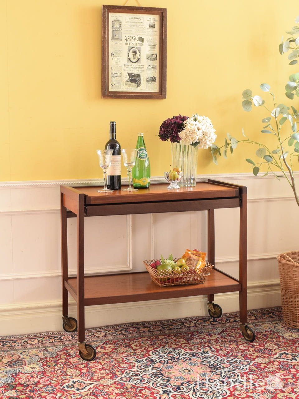 天板が大きく開くアンティークのワゴン、北欧スタイルのおしゃれな伸長式トローリー