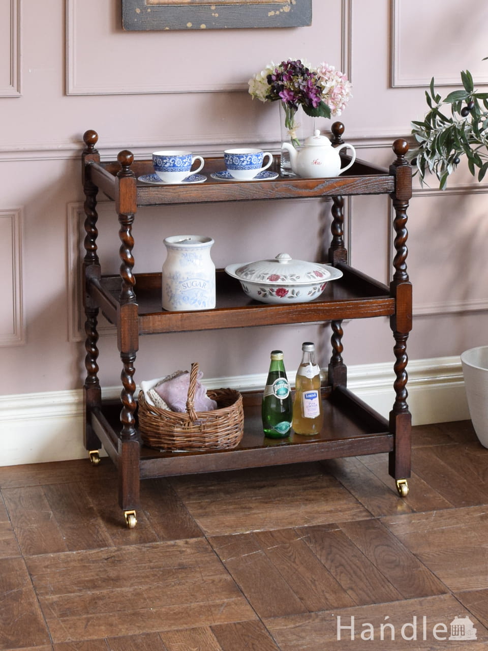 キラッと輝く足先が美しいトローリーワゴン、英国アンティークのツイスト脚の家具 (i-229-f)