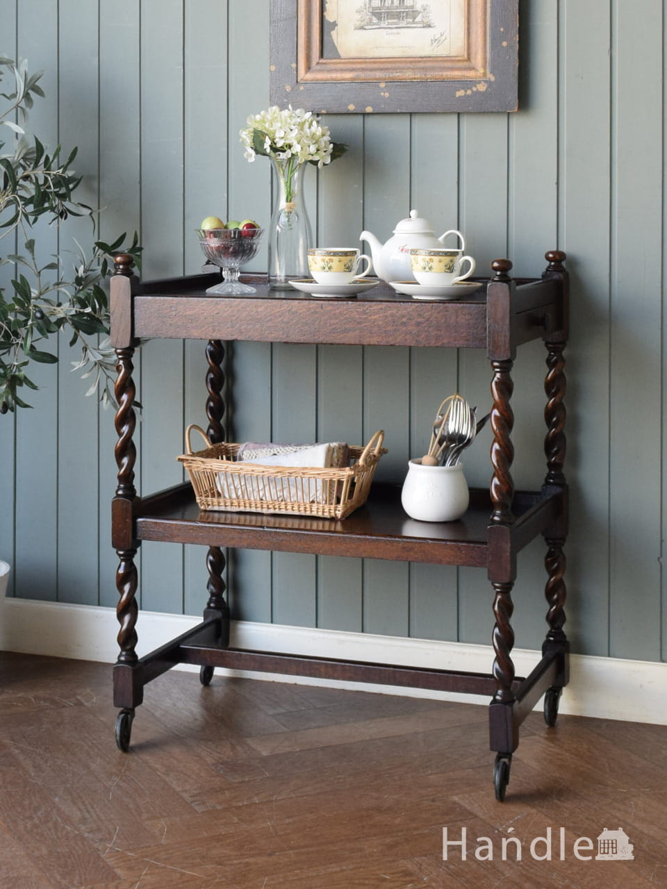 引き出しがついた便利なアンティークワゴン、ツイストが美しい英国から届いたトローリー