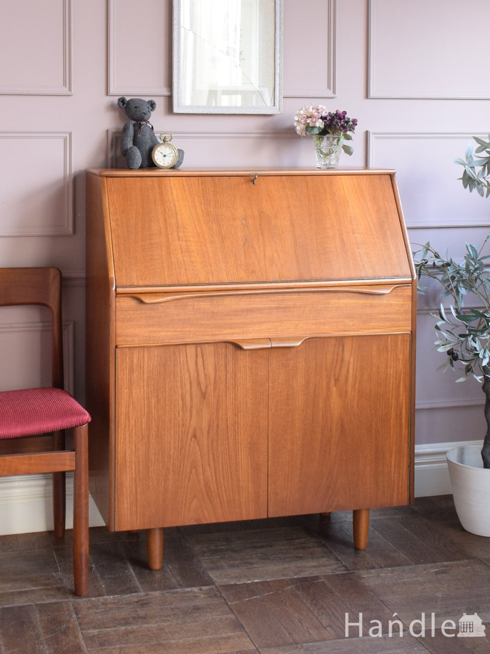 ミッドセンチュリースタイルのおしゃれなビューロー、イギリスから届いたビンテージの収納付きデスク