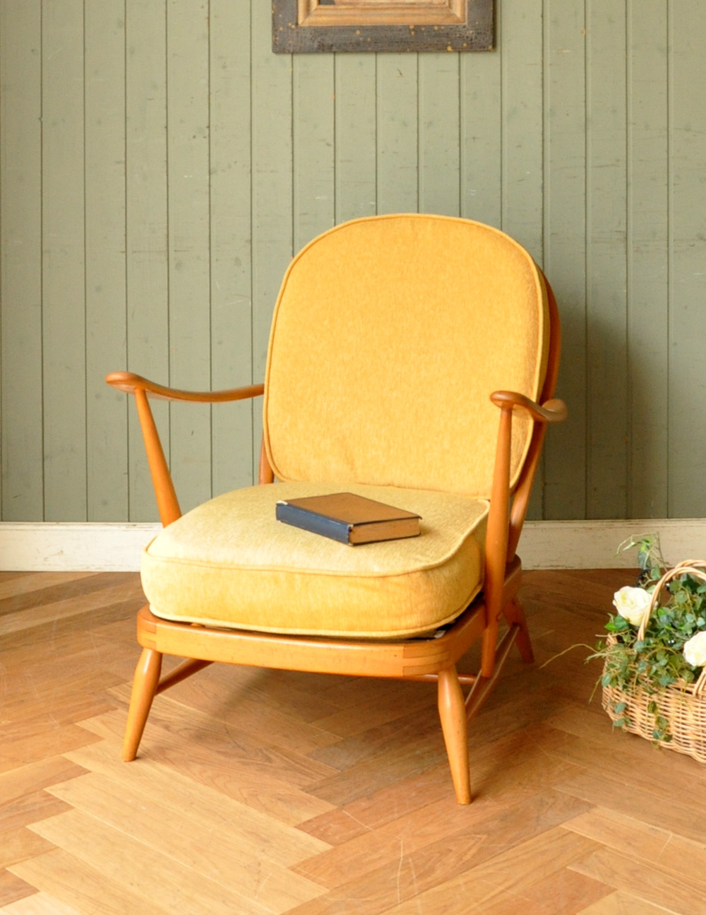 北欧スタイルの暮らしにアーコール社のアンティークソファ、1人掛けのラウンジチェア（イエロー）(x-414-c)｜アンティークチェア・椅子