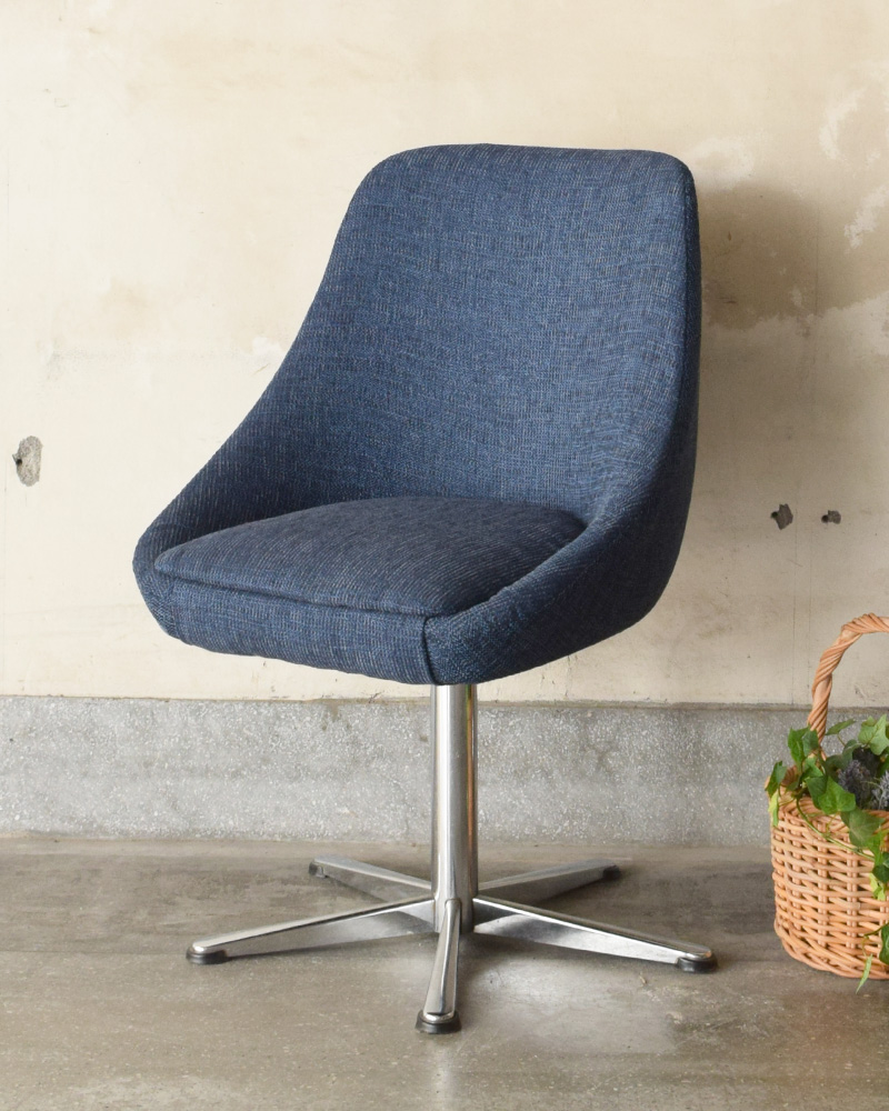 北欧スタイルのヴィンテージチェア ブルー色のカッコいいスピンチェア X 445 C アンティークチェア 椅子