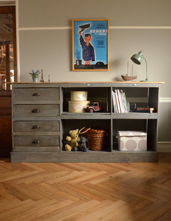 フレンチスタイルのオシャレなアンティーク家具、グレー色のキャビネット (x-556-f)