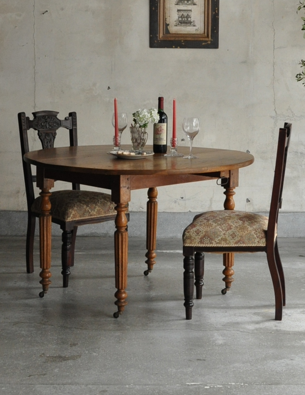 フランスのアンティーク家具、バタフライ式の丸いダイニングテーブル