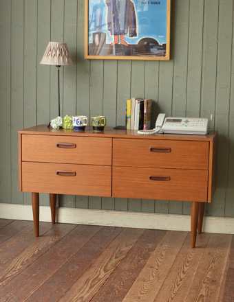 北欧スタイルのシンプルなヴィンテージ家具、４杯引き出し付きのチェスト (x-591-f)