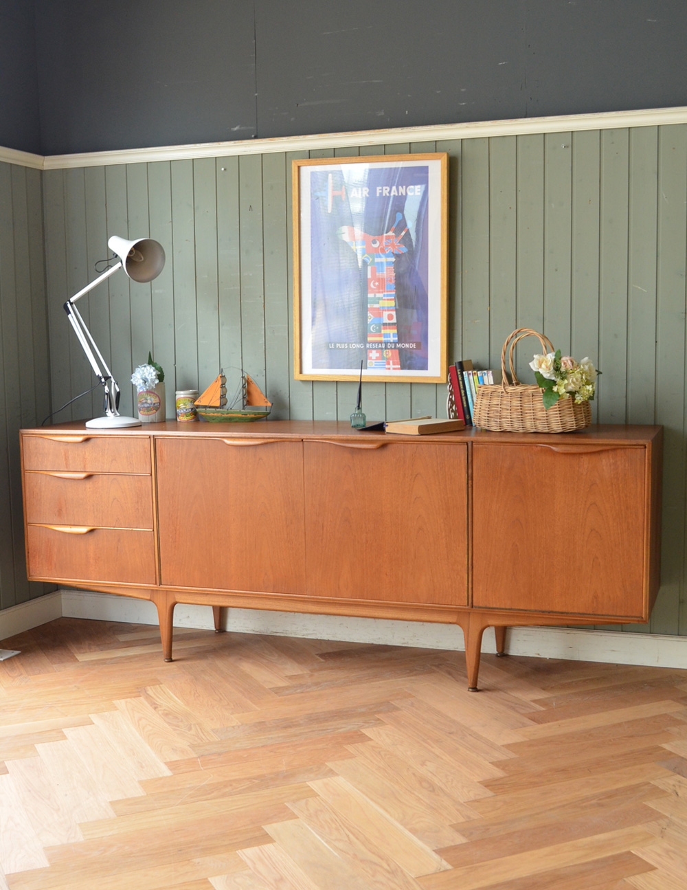 チーク材を使ったヴィンテージ家具、美しい北欧のサイドボード（マッキントッシュ） (x-658-f)