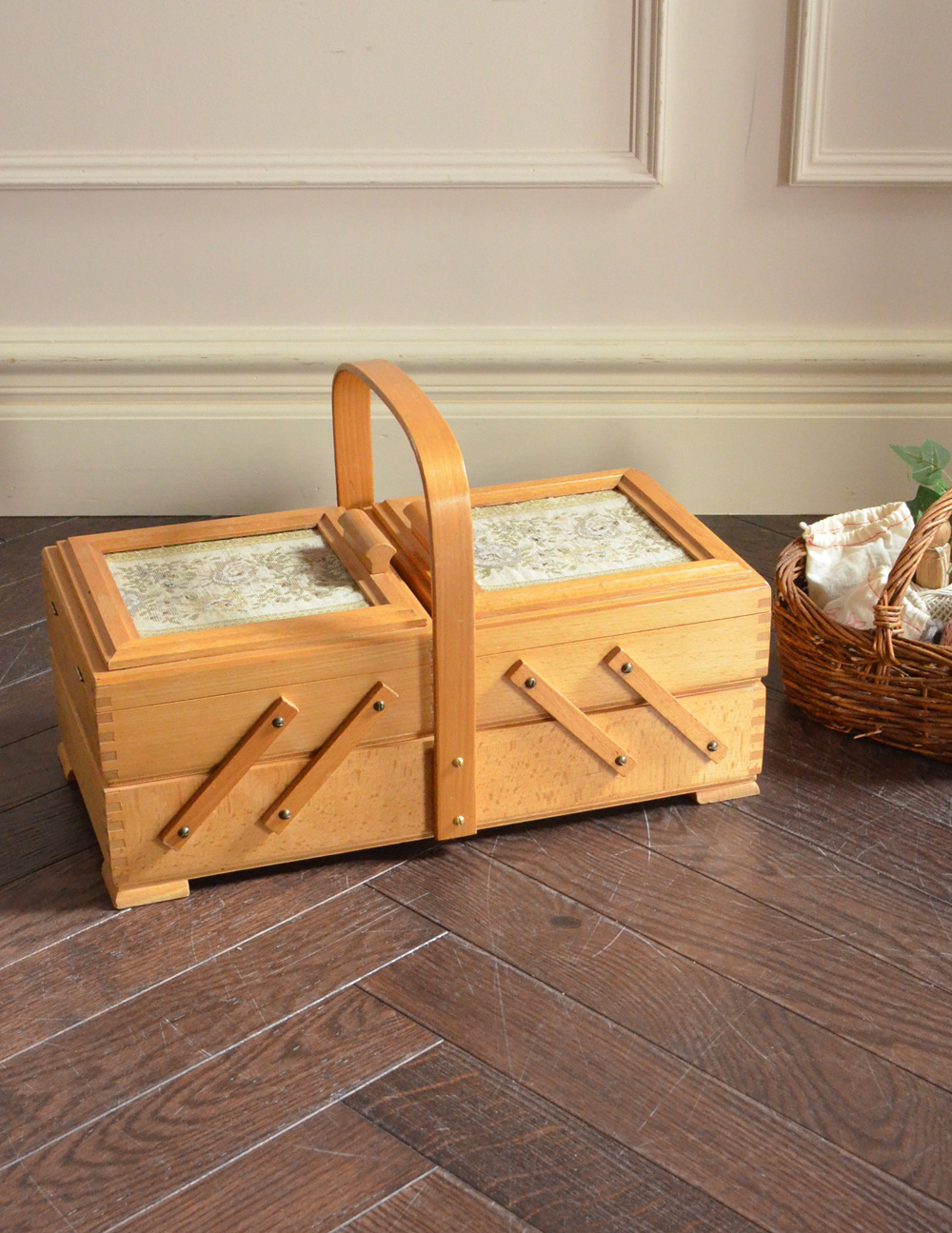 可愛いコンパクトサイズ、木製のアンティークの道具　コンパクトなソーイングボックス