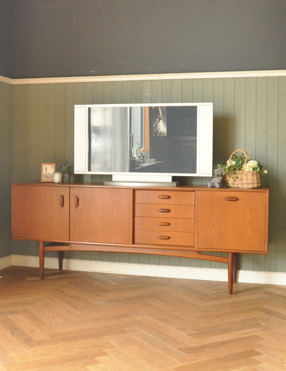北欧スタイルのオシャレなビンテージ家具、テレビ台に使えるG-planのサイドボード (x-702-f)
