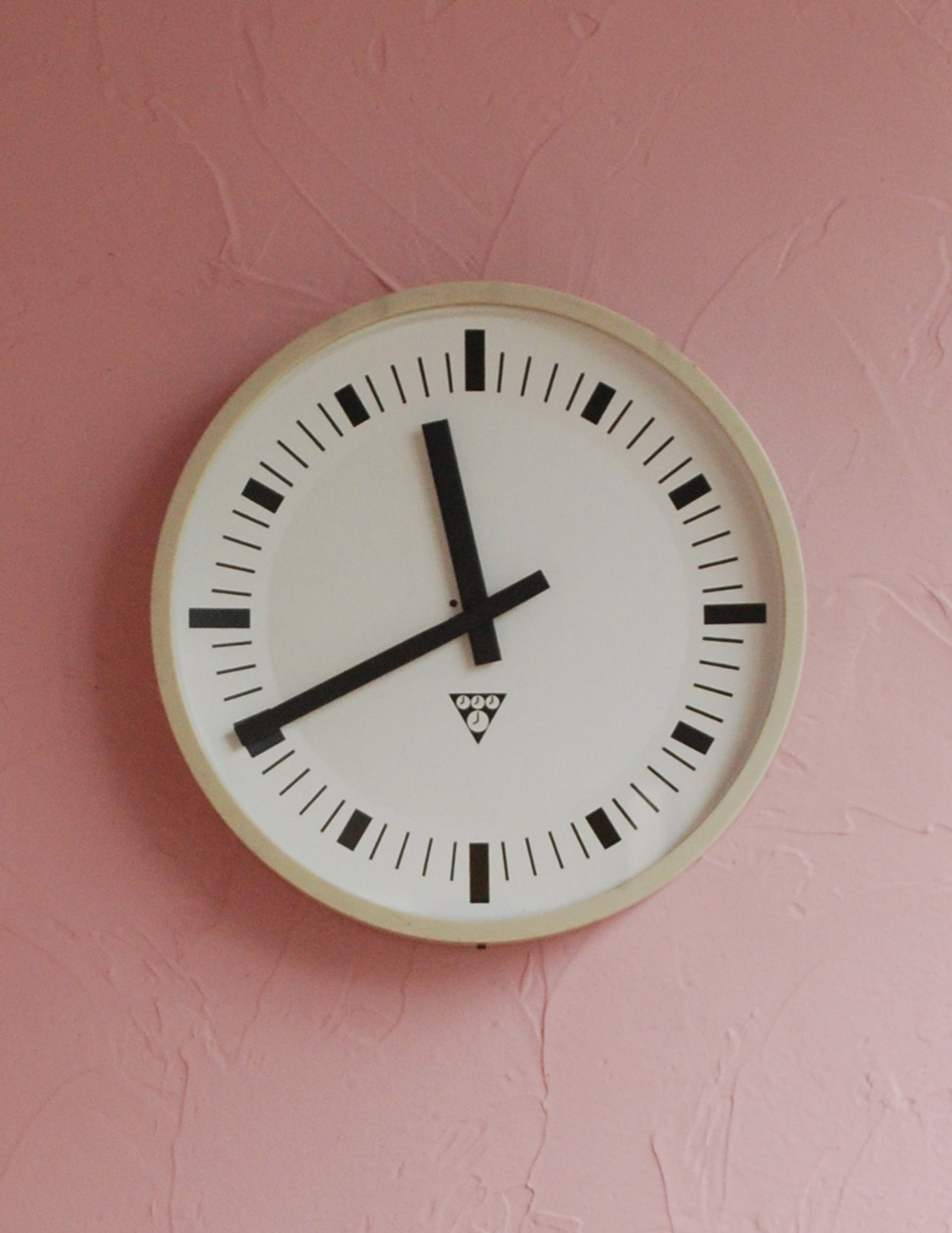 Pragotron(パラゴトロン)社のインダストリアルなアンティーク壁掛け時計（ウォールクロック）