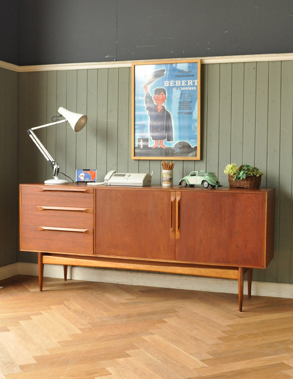 チーク材を使ったヴィンテージ家具、北欧のサイドボード（マッキントッシュ） (x-738-f)