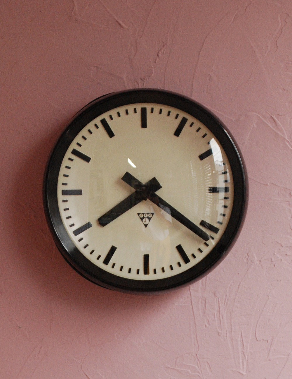 インダストリアルなアンティーク壁掛け時計（ブラック）、Pragotron(パラゴトロン)社(x-738-z)｜アンティーク雑貨