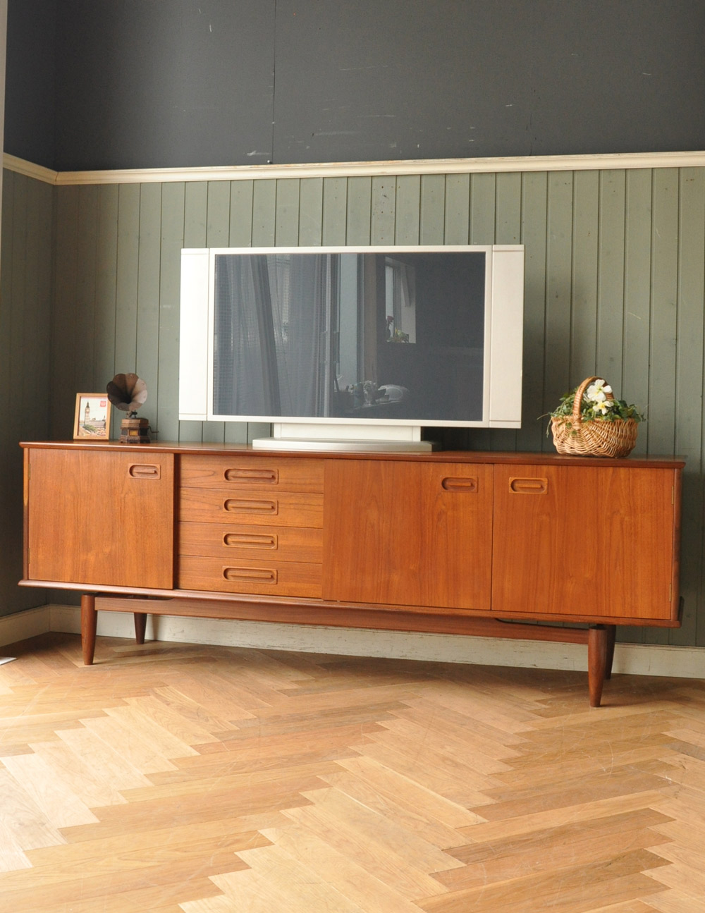 イギリスで買い付けたヴィンテージ家具、引き戸式のサイドボード（テレビボード）