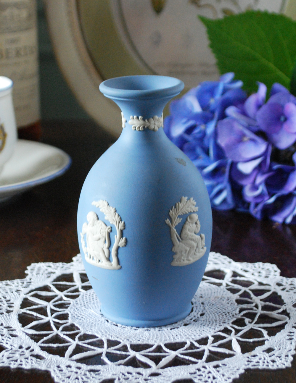 １輪挿しにもピッタリ、アンティークジャスパーウェアのフラワーベース（ブルー） (x-765-z)