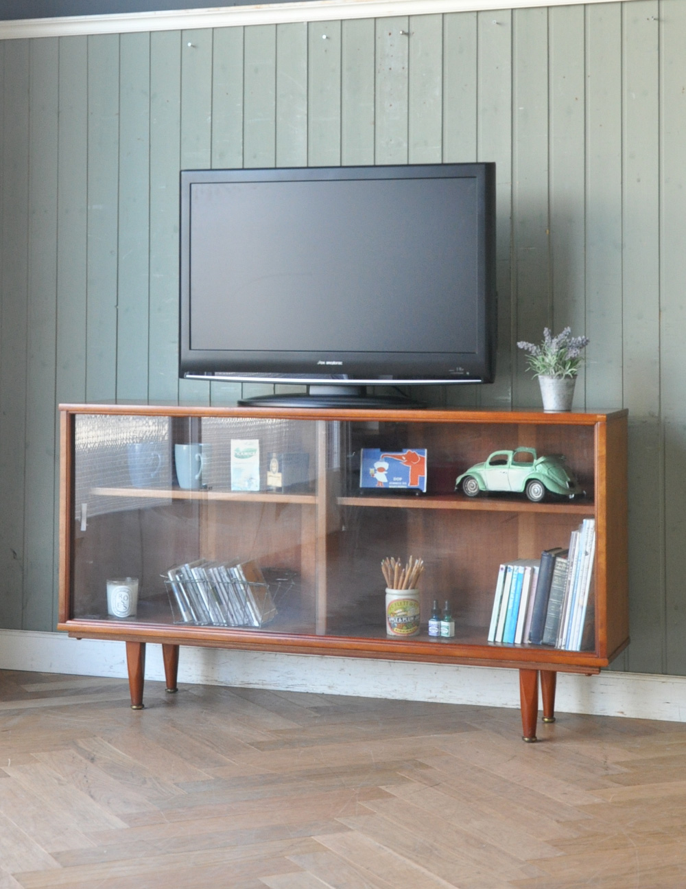 引き戸が使いやすいイギリスのアンティーク、チーク材のグラスキャビネット (x-812-f)