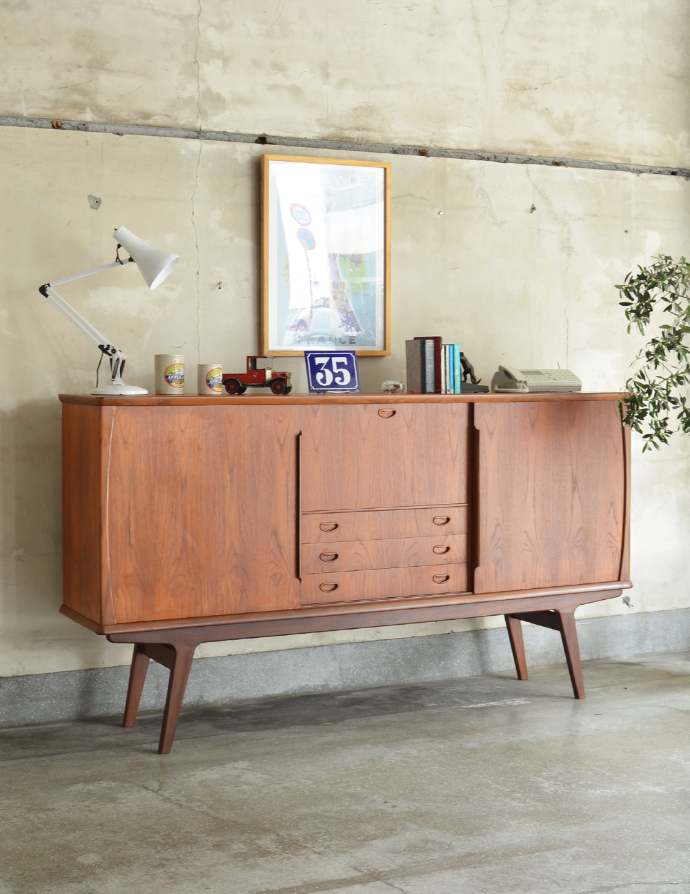 北欧スタイルに似合うイギリスのアンティーク家具、引き戸式のヴィンテージサイドボード (x-847-f)