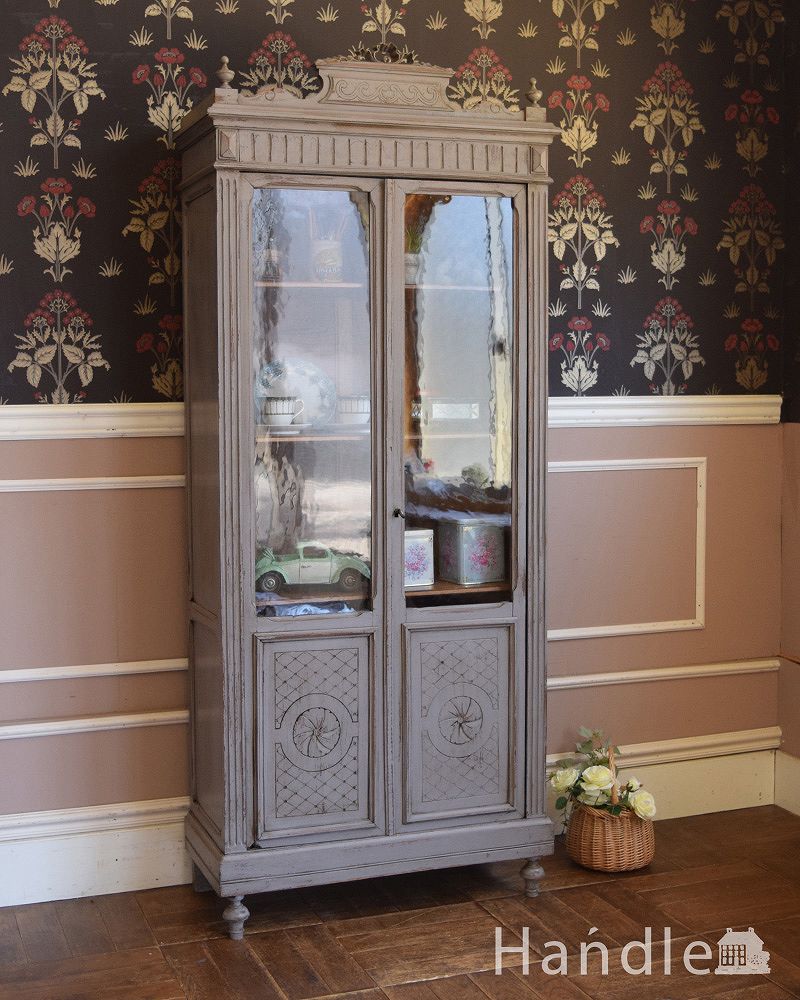 大人のためのフレンチガラスキャビネット、フランスらしい装飾がキレイな輸入家具 (x-955-f)