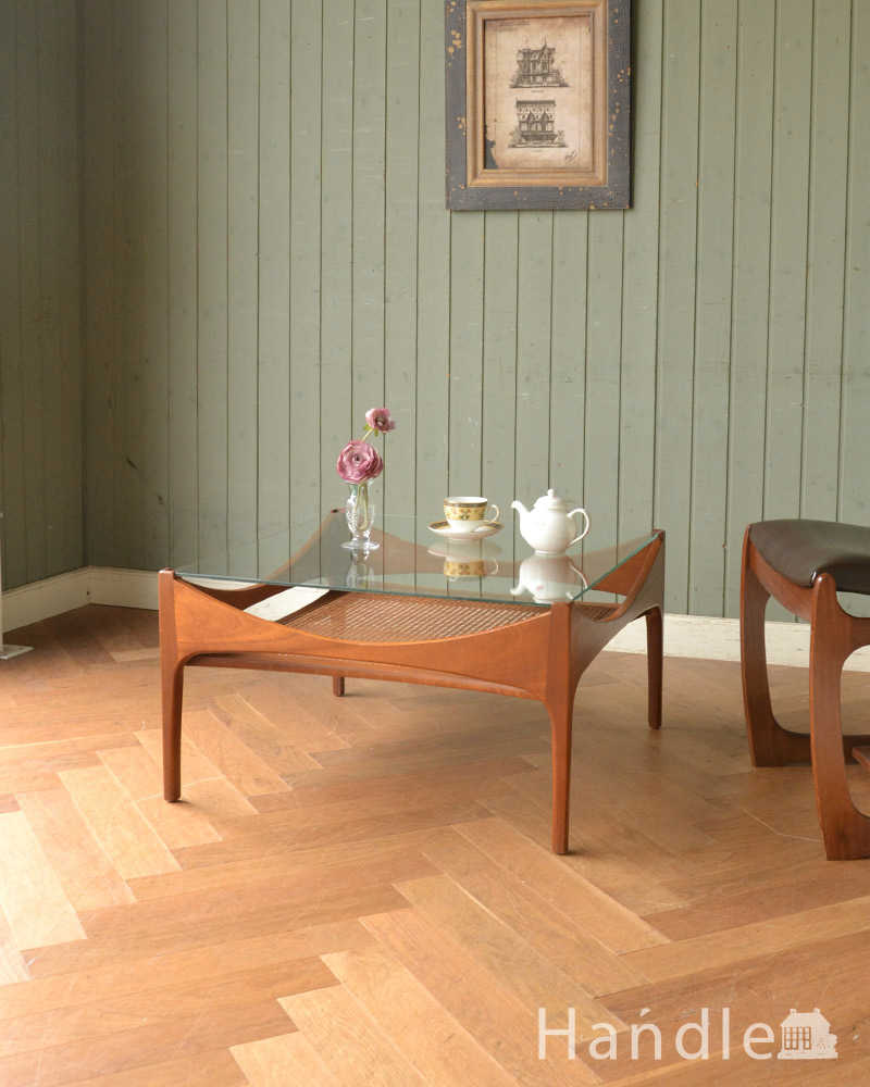 モダンなデザインのヴィンテージ家具、籐編みが付いたガラス天板のコーヒーテーブル (x-969-f)