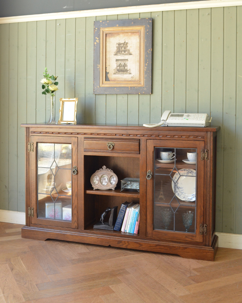 英国スタイルにオススメのアンティーク風サイドボード、オールドチャームの家具 (y-128-f)