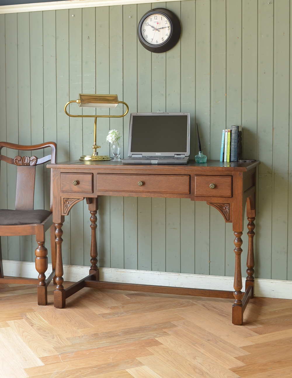 大人っぽい英国スタイルのアンティーク風家具、オールドチャームの彫がキレイなデスク（机） (y-139-f)