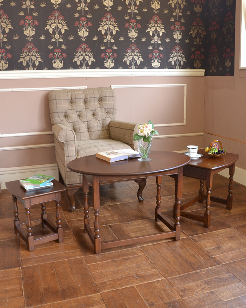 英国スタイルのアンティーク風家具、オールドチャームのネストテーブル (y-210-f)