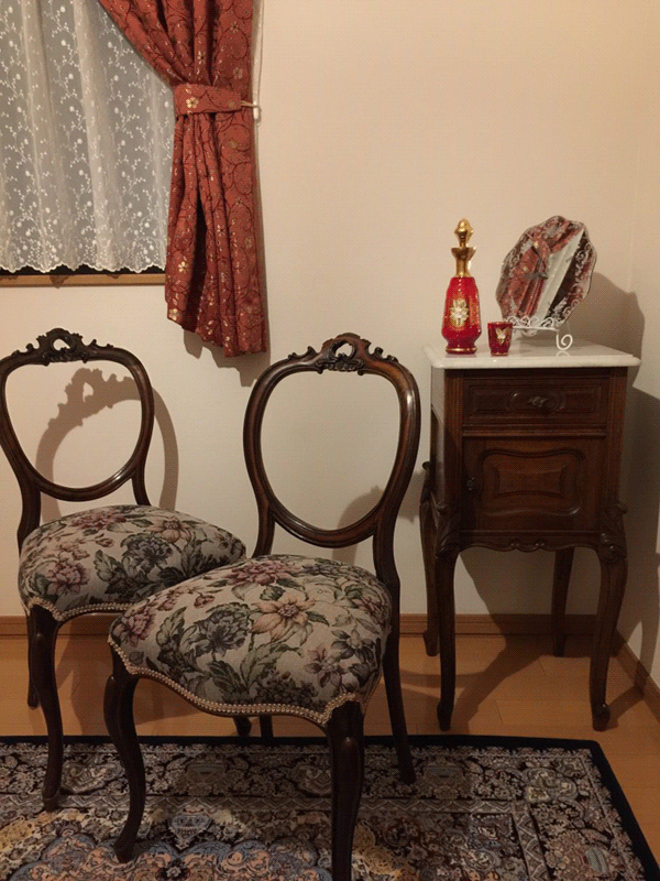 神奈川県Tさまのアンティークセンターテーブル「赤の貴賓室にカッコよく仕上がりました。」」|アンティーク家具Handle お客さまのおうち紹介