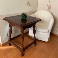 アンティークのテーブル