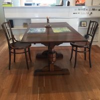 アンティークのテーブル