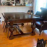 アンティークのテーブル