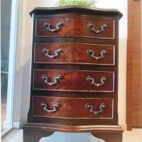 アンティークのチェスト