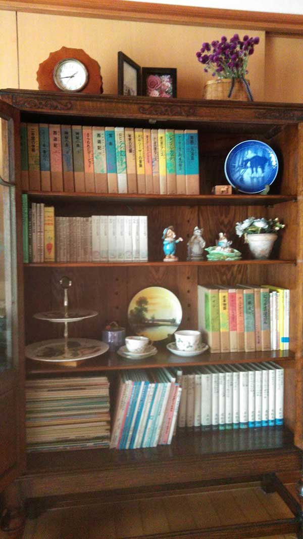 イギリスで見つけたアンティーク家具、たっぷり収納できる本棚
