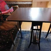 アンティークのテーブル