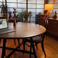 アンティークのテーブル