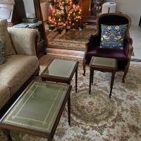 アンティークのテーブル