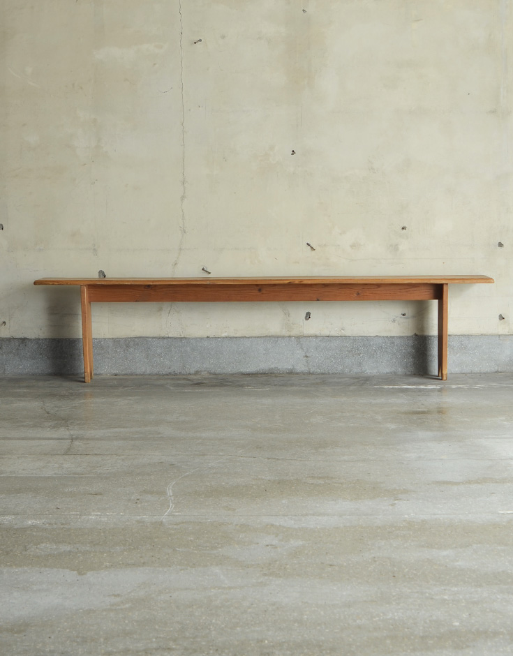 セティ・ソファ・ベンチ　アンティーク チェア　パイン材のアンティークチェア、大人３〜４人は座れるベンチ。木の温もりがそのまま感じられるデザインです。(k-882k-c)