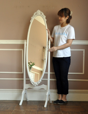 q-335-f アンティークスタンドミラー（姿見）のモデル入り