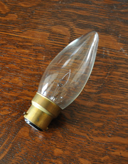 スタンドライト　照明・ライティング　北欧スタイルのアンティーク照明、ホワイト色のデスクランプ（アングルポイズ）（Ｂ22シャンデリア球付）。電球は、イギリス球タイプ。(k-785-z)