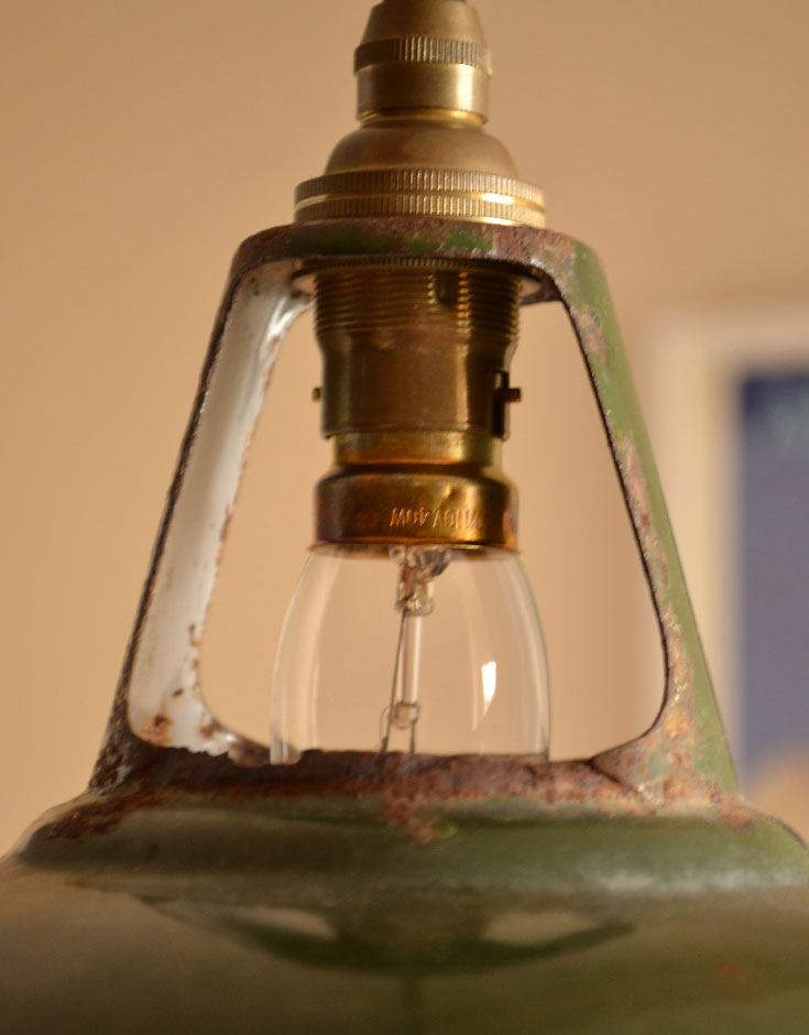 ペンダントライト　照明・ライティング　アンティークのホウロウペンダントライト（コード・シャンデリア電球付き）。シェードは、アンティークのホーローのためキズ、汚れが付いています。(pl-108)