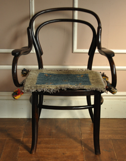 お部屋のちょっとしたアクセントに取り入れやすいアイテムです。ハンドルのアンティーク家具とも相性抜群です。(b-108) b-108 オールドギャッベのミニマット