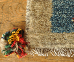 四隅には可愛らしいポンポンが付いています。(b-108) b-108 オールドギャッベのミニマット