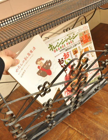 d-1032-z アンティークマガジンラックのアイアンのアップ