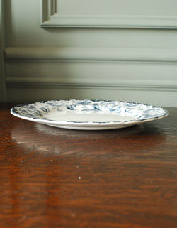 テーブルウェア(食器)　アンティーク雑貨　フランスのアンティーク食器、優雅な模様のプレート（お皿）。厚みはこんな感じ。(d-1050-z)